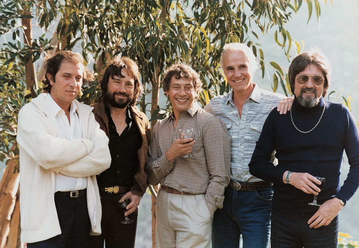 A summit meeting of top cinematographers in the early 1970s. From left are Vittorio Storaro, ASC, AIC; Vilmos Zsigmond, ASC; director Mark Rydell; Billy Williams, BSC; and Kovács.
