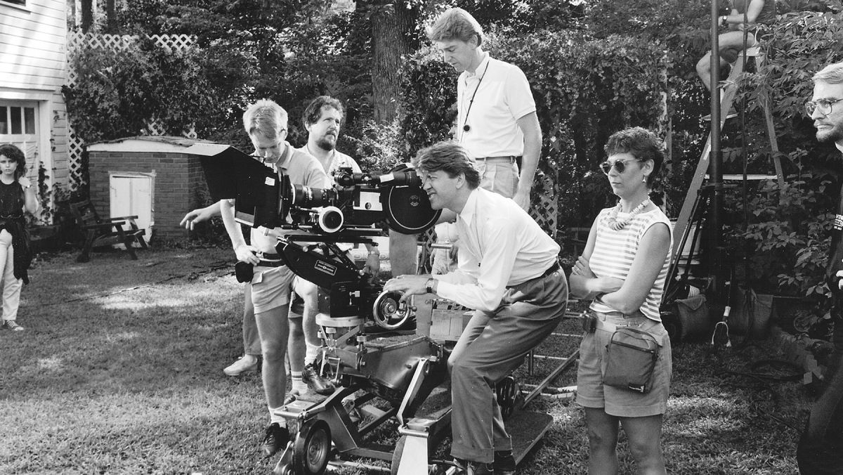 Filming in Jeffrey’s seemingly tranquil back yard, Elmes (center) stands by as Lynch takes a turn at the eyepiece. The production employed Arri BL3 and 35 III cameras and J-D-C Scope anamorphic lenses.