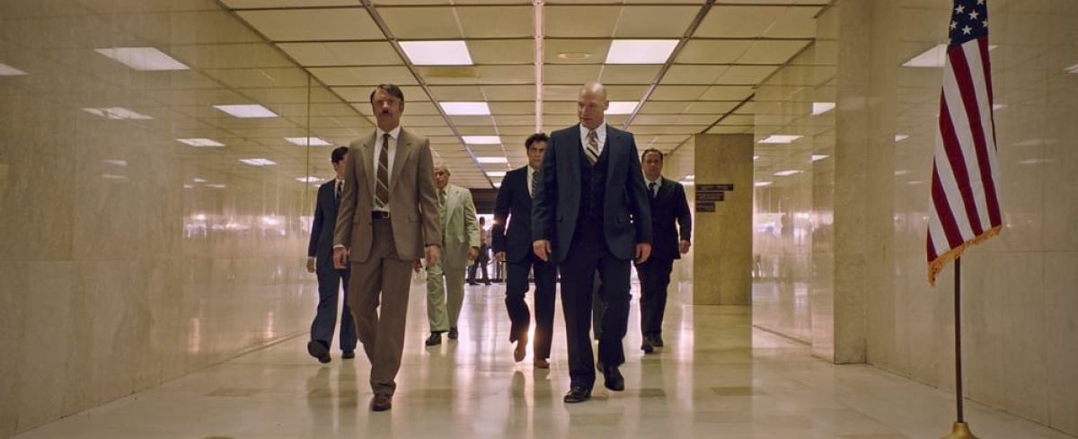 “The opening of the movie takes place at the courthouse where the case against DeLorean is about to begin,” says Lindenlaub. “We shot in a courthouse building in San Juan that had great hallways. We had to power the whole building with our generators after the hurricane. The opening shot starts out of focus on the 40mm anamorphic, from way down the hallway, and then the camera moves very slowly towards the entrance. We shot at 48 frames so the editor could ramp up later. We find Corey Stoll and Jason Sudeikis as they approach us; they come into focus as they come closer, and then we pull back with them. It worked really well. It gives you a feeling of the characters’ stress, and it shows you that it’s not clear how Hoffman is going to react in the court proceedings.”