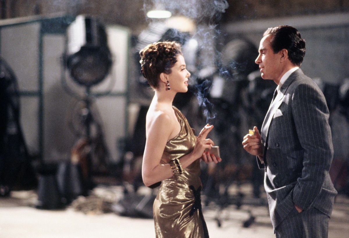 In one of the most romantic scenes of the 1990s, dashing mobster Bugsy Siegel (Beatty) charms actress Virginia Hill (Annette Bening).