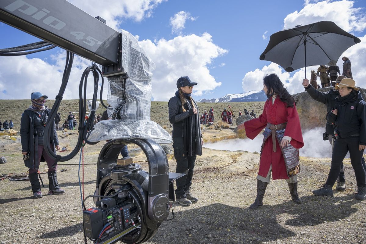 The Oculus remote head angles in as Caro confers with actress Liu Yifei, who plays Mulan.