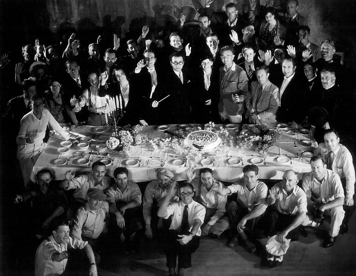 The cast and crew, including Mamoulian and Struss (at center, far side of table).